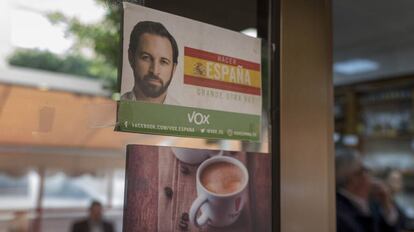 Una pegatina de Santiago Abascal, presidente de Vox, pegada en la puerta de un local comercial de El Ejido.