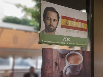 Una pegatina de Santiago Abascal, presidente de Vox, pegada en la puerta de un local comercial de El Ejido.