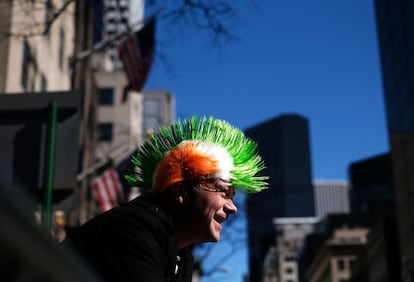 Un hombre muestra su felicidad mientras celebra el Día de San Patricio en Nueva York (EE UU), el 17 de marzo de 2017.