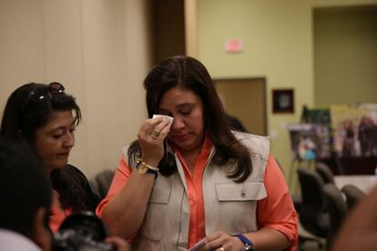 La primera dama de Honduras, Ana García de Hernández (d), llora durante su visita al albergue de Weslaco, junto a la cónsul de Honduras en McAllen (Texas), Ana Bulnes, donde se encuentran internados cientos de niños centroamericanos menores de edad que cruzaron con coyotes la frontera entre Estados Unidos y México.