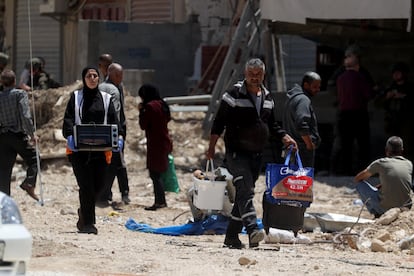 Bewoners van Nur Shams op de Westelijke Jordaanoever verlaten het kamp nadat Israël afgelopen mei hun huizen heeft gesloopt.