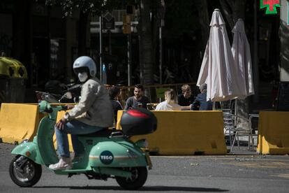 Una terraza de un bar de la calle Aragón de Barcelona