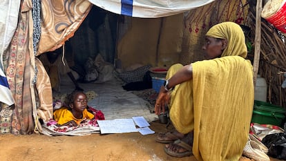 Una desplazada sudanesa dentro de un refugio en el campamento de Zamzam, en Darfur del Norte, Sudán, el 1 de agosto de 2024.