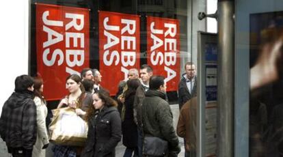 Tienda en la Gran Va con carteles que anuncian las rebajas en su escaparate.