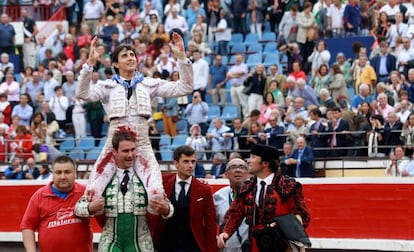 Roca Rey, a hombros tras cortar las dos orejas al sexto de la tarde.