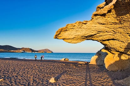 La playa del Arco está en la localidad de Los Escullos, que pertenece al término municipal de Níjar, en el Cabo de Gata (Almería)