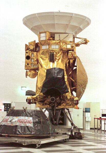 A sonda espacial Cassini, que foi lançada em direção a Saturno em outubro de 1997, fotografada no Jet Propulsion Laboratory, em Pasadena, durante testes. A nave espacial foi um projeto conjunto da NASA, que entrou com o corpo orbital principal da sonda; a ESA, que produziu o veículo Huygens, que foi solto no satélite Titã de Saturno; e a Agência Espacial da Itália, que entrou com a antena.