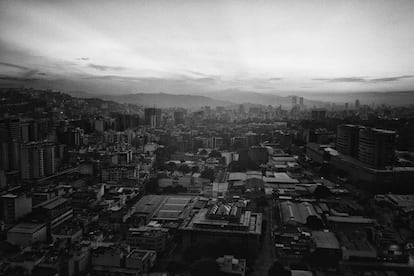 Uma visão panorâmica durante as primeiras horas do apagão em Caracas.