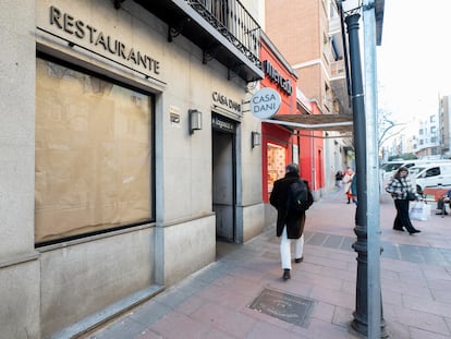 Una persona pasa por delante del restaurante Casa Dani, a 30 de enero de 2023, en Madrid.