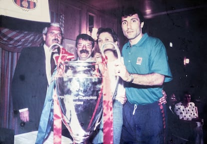 Minguella, en el centro, con la Copa de Europa ganada por el Barça en 1992. Hristo Stoichkov, primero por la derecha. 