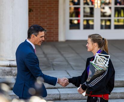 El presidente del Gobierno, Pedro Sánchez, saluda a la capitana de la selección española femenina, Irene Paredes, este jueves en el palacio de la Moncloa.