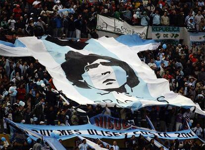 La hinchada albiceleste despliega una camiseta gigante con la imagen de Maradona.