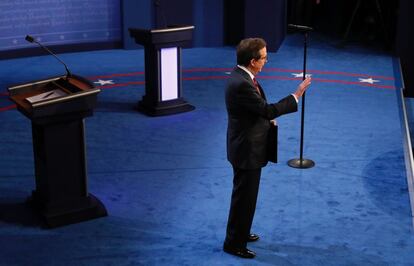 El moderador Chris Wallace parla durant la presentació dels candidats.