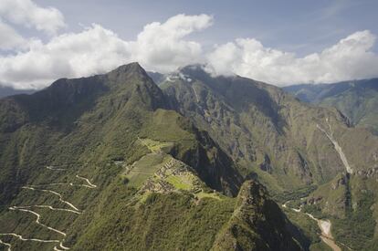 El último tramo: las ruinas de Machu Picchu vistas desde Huayna Picchu.