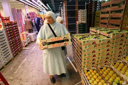 Una monja en la nave de fruta y verdura de Mercamadrid.