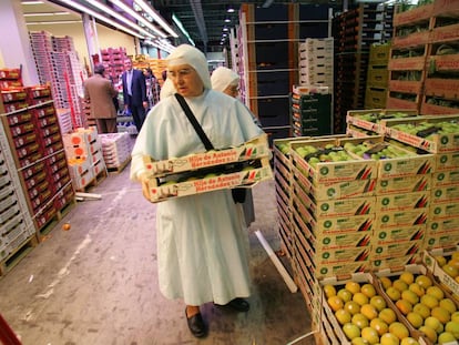 Una monja en la nave de fruta y verdura de Mercamadrid.