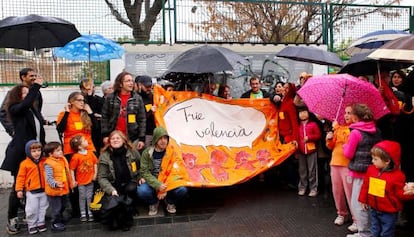 Padres y alumnos del Pare Català en un pasacalles contra la suspensión de la línea en valenciano.