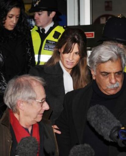 El director Ken Loach y la socialité Jemima Kahn cuando le dieron su apoyo a Julian Assange.