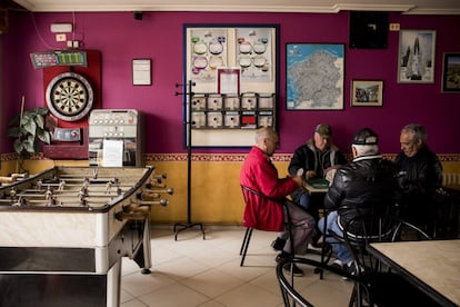 Vecinos de Lobeira, el municipio más envejecido de la provincia de Ourense, juegan a las cartas en uno de los únicos dos bares del pueblo.