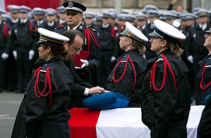 O presidente francês, François Hollande, entrega postumamente a Ordem Nacional da Legião de Honra, uma das principais condecorações francesas, aos policiais Ahmet Merabet y Franck Brinsolaro, mortos no ataque contra o semanário satírico 'Charlie Hebdo', e à agente municipal Clarissa Jean-Philippe, morta por disparos realizados por Amedy Coulibaly, que fez reféns em um supermercado judaico.