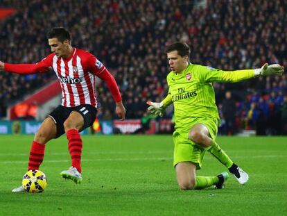 Szczesny defiende su portería ante Dusan Tadic, del Southampton.