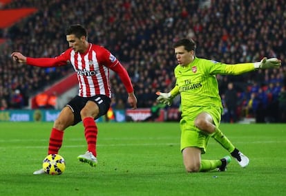 Szczesny defiende su portería ante Dusan Tadic, del Southampton.