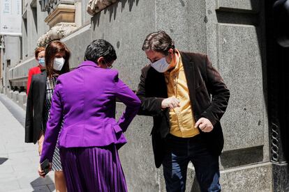 Arancha González Laya saluda con el codo al director del Instituto Cervantes, Luis García Montero, el pasado 10 de junio.