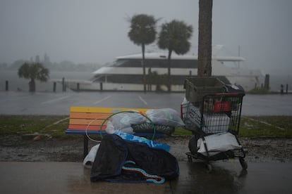 Objetos personales son abandonados a un lado de la carretera en Deadman Key, ante la llegada del huracán, en Pasadena del Sur, Florida.