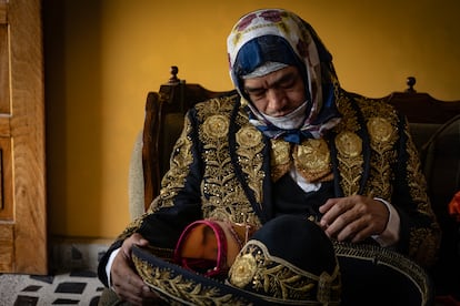 Los trajes de charro están hechos con canutillo de oro y plata y tienen una elaboración de hasta tres meses.