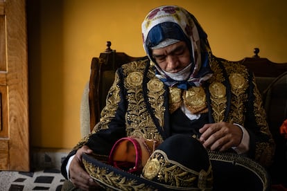 Los trajes de charro están hechos con canutillo de oro y plata y tienen una elaboración de hasta tres meses. 