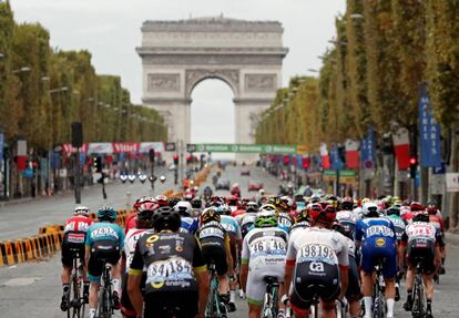 El pelotón junto al Arco del Triunfo en París.