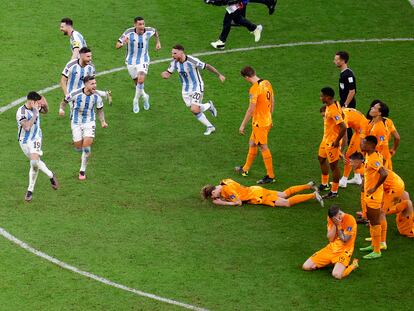 Jugadores de Argentina celebran al ganar la serie de penaltis del partido de cuartos de final ante Países Bajos.