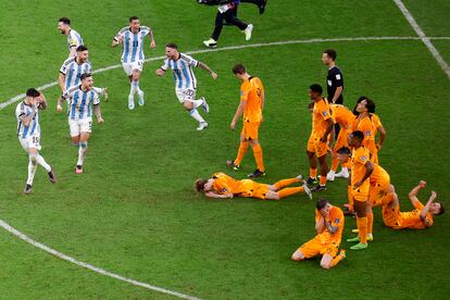 Jugadores de Argentina celebran al ganar la serie de penaltis del partido de cuartos de final ante Países Bajos.