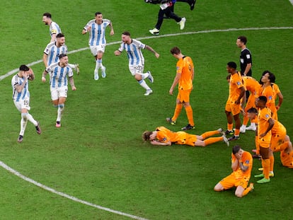 Jugadores de Argentina celebran al ganar la serie de penaltis del partido de cuartos de final ante Países Bajos.