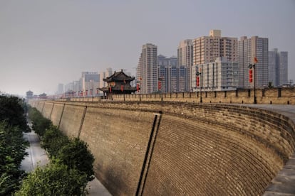La muralla de Xian, ciudad situada en el centro del país y donde comenzaba la Ruta de la Seda, es una de las pocas que quedan en pie de la antigua China. Se construyó en el siglo XIV, durante la dinastía Ming, en la que fue primera capital de la China imperial. Tiene unos 14 kilómetros de longitud (y unos 12 metros de alto) que bordean el centro de la ciudad, está rodeada de un foso e incluye varias instalaciones militares defensivas, como el puente colgante y varias torres de vigilancia. Se puede recorrer a pie o en bicicleta observando unas vistas impresionantes de Xian. Más información: <a href="http://www.travelchina.gov.cn/sitefiles/gjly_en/html/meijing/6441.shtml" target="_blank">travelchina.gov.cn</a>
