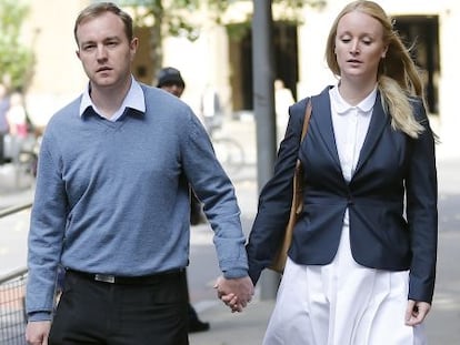 El exagente financiero Tom Hayes llega, con su esposa, al tribunal de Sothwark (Londres) que le ha juzgado.