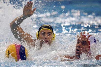 Xavier Vallés lucha por un balón durante el partido de octavos contra Australia en los Mundiales de natación de Shanghái.