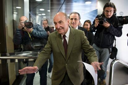 El abogado de la Infanta Cristina, Miquel Roca, después de dar una conferencia de prensa en Barcelona.