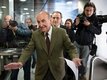 El abogado de la Infanta Cristina, Miquel Roca, despu&eacute;s de dar una conferencia de prensa en Barcelona.
  