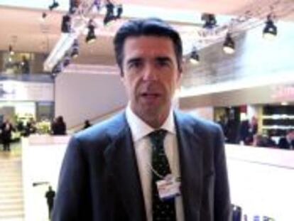 El ministro de Industria, Jos&eacute; Manuel Soria, durante las declaraciones que ha realizado hoy en las instalaciones donde se celebra el Foro Econ&oacute;mico Mundial de Davos (Suiza). 