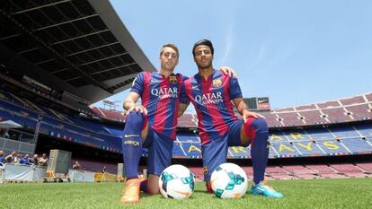 Deulofeu y Rafinha posan en el Camp Nou.