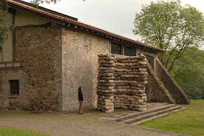 Chillida Leku acoge desde este miércoles, y hasta el 22 de octubre, una exposición de la artista contemporánea Phyllida Barlow, que supone su primera muestra individual en España. Barlow visitó el museo en noviembre para preparar la exposición y falleció de forma repentina en marzo, pero sus obras, esculturas que delatan su proceso de construcción, han invadido igualmente los espacios del caserío de Hernani. El shock que supuso la muerte de la artista británica –en abril habría cumplido 79 años– para los responsables de Chillida Leku dio paso mes y medio después al montaje de las piezas, algunas de gran tamaño.