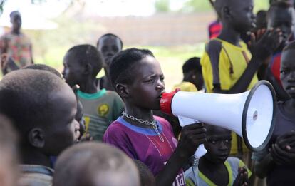 Un grupo de niños promueve con cánticos y proclamas la vuelta al cole en Sudán del Sur el pasado julio. 