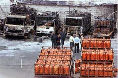 Guardias civiles y personal del depósito de bombonas revisan la nave de Alahurín donde se registró la explosión.