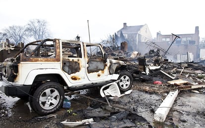 Situación en la que ha quedado el barrio Breezy Point tras incendiarse durante el paso de la tormenta "Sandy"