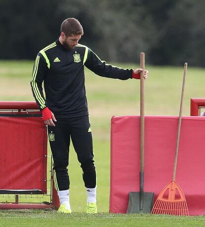 Sergio Ramos llega al entrenamiento.