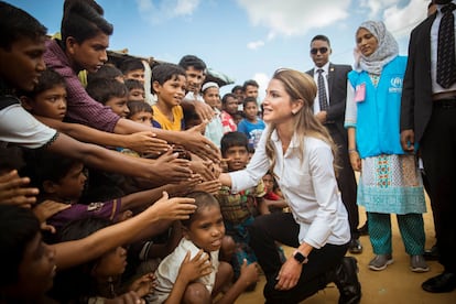 Y a pesar de que su fuerte sean las galas y los momentos de brillo y glamour, Rania ha añadido de forma medida inteligente momentos de sobriedad para sus visitas a campos de refugiados, como esta en la que realizó en 2017 a Ukhia, en Bangladesh, como una de las embajadoras globales de ACNUR, en la que recogía las enseñanzas de Diana de Gales.