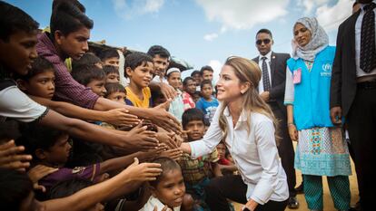 La reina Rania de Jordania, en una visita a campos de refugiados de rohingyás en Bangladés, en 2017.