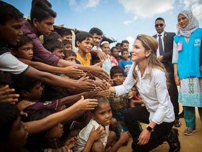 La reina Rania de Jordania, en una visita a campos de refugiados de rohingyás en Bangladés, en 2017.