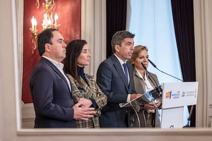 El presidente de la Generalitat, Carlos Mazón, acompañado por la vicepresidenta, Susana Camarero (a la derecha), y la 'consellera' de Hacienda y Economía, Ruth Merino, durante su comparecencia este lunes en la que ha anunciado un acuerdo para aprobar los Presupuestos de la Generalitat para 2025 con Vox, este lunes en Valencia.